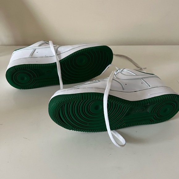 Nike Air Force 1 size 9.5M, white with green stitching - Picture 13 of 13